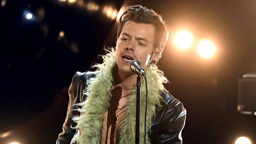 Harry Styles' new album Harry's House charms music critics - BBC News